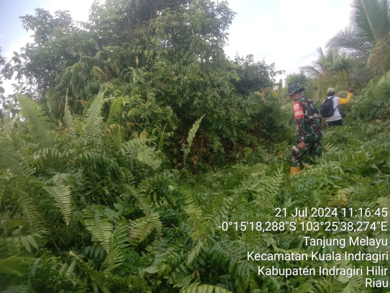 Ciptakan Kenyamanan di Lingkungan, Babinsa Koramil 04/Kuindra Bantu Bersihkan Jalan Dengan Warga