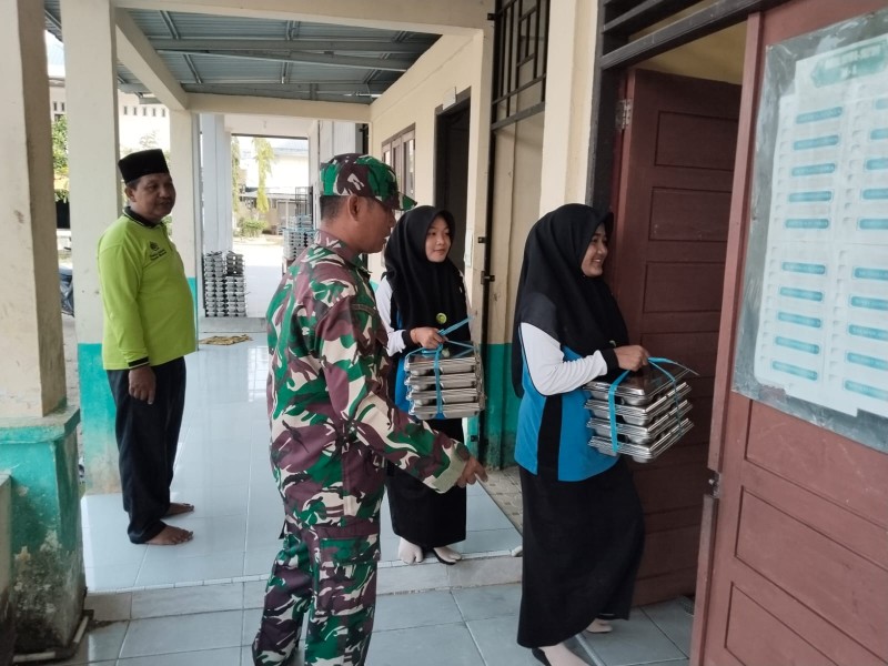 Makan Bergizi Gratis, Babinsa Koramil 09/Kemuning; Upaya Tingkatkan Kesadaran Masyarakat