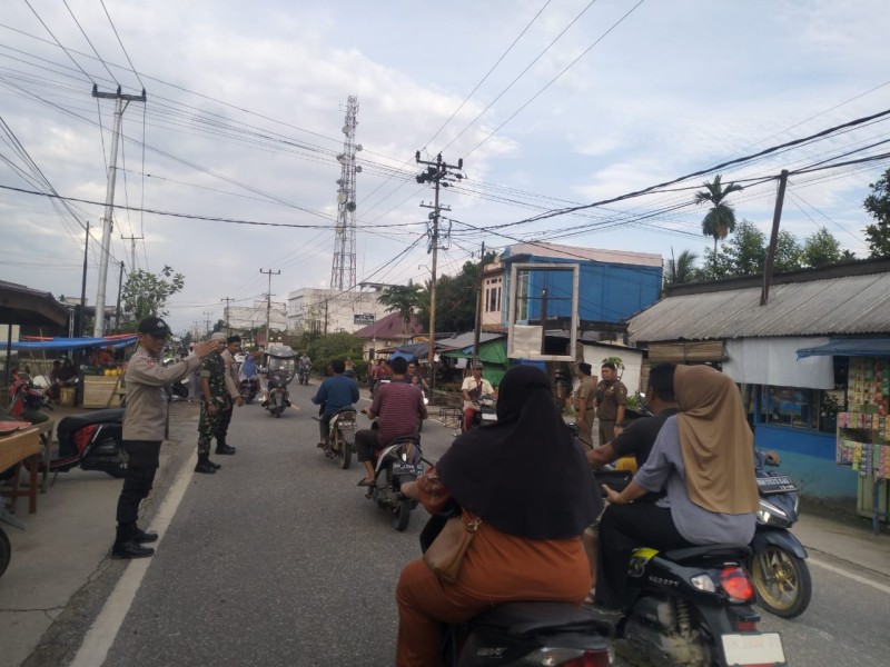 Ciptakan Kondusifitas Jelang Buka Puasa, Babinsa Koramil 03/Tpl Bersinergi Dengan Bhabinkamtibmas Laksanakan Pengamanan Dan Bantu Atur Lalu Lintas