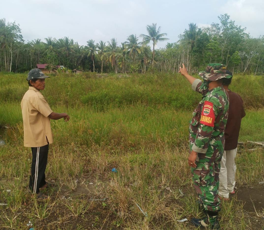 Babinsa 03/Tempuling Terus Ajak Warga Lakukan Patroli Dan Cegah Karhutla