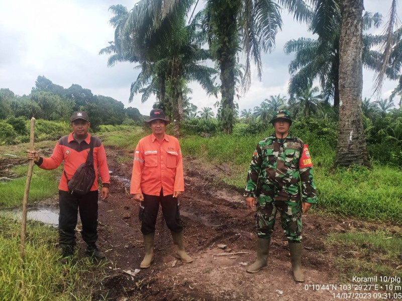 Dengan Semangat Yang Kuat, Babinsa Koramil 10/Pelangiran Turun Lakukan Patroli Karhutla