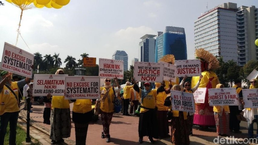 Pakai Spanduk Berbahasa Inggris, Massa Aksi Kawal MK Tiba di Patung Kuda