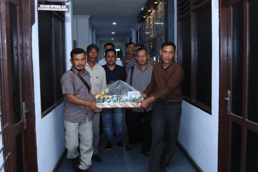 Sikat Bersih Bandar Narkoba, Warga Sekayan Sambangi Polres Inhil Ucapkan Terimakasih