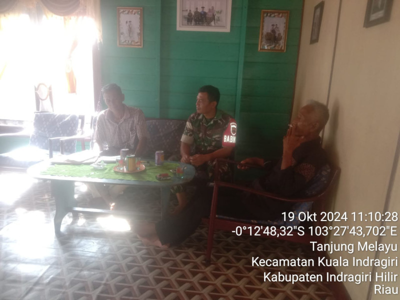 Ciptakan Keamanan dan Kerukunan, Babinsa Koramil 04/Kuindra Terus Laksanakan Komsos Jelang Pilkada