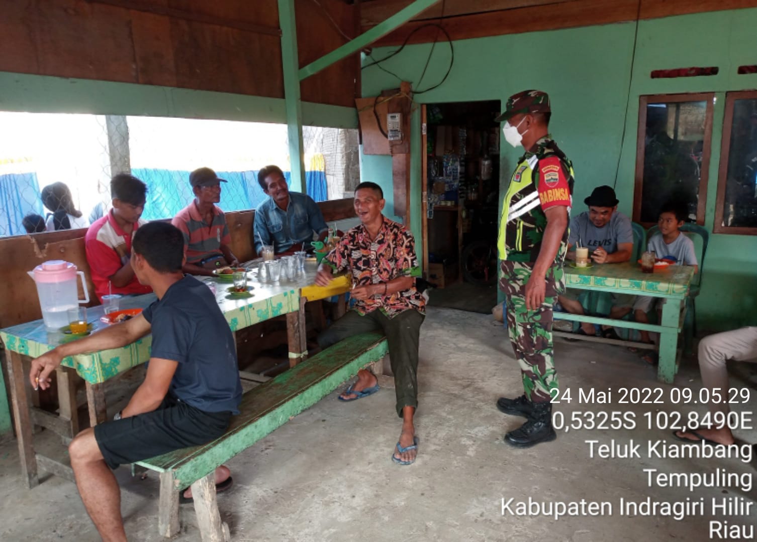 Keakraban Dengan Warga, Babinsa 03/Tempuling Lakukan Komsos di Wilayah Desa Binaan