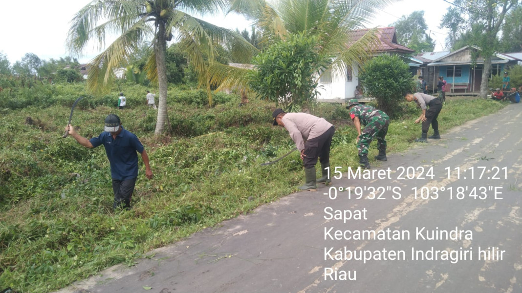 Jumat Bersih, Babinsa Koramil 04/Kuindra Jalin Silaturahmi Sekaligus Himbau Untuk Jaga Kebersihan Lingkungan