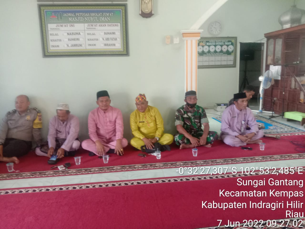Dukung Kegiatan Keagamaan, Babinsa Koramil 03/Tempuling Hadiri STQ di Sungai Ara
