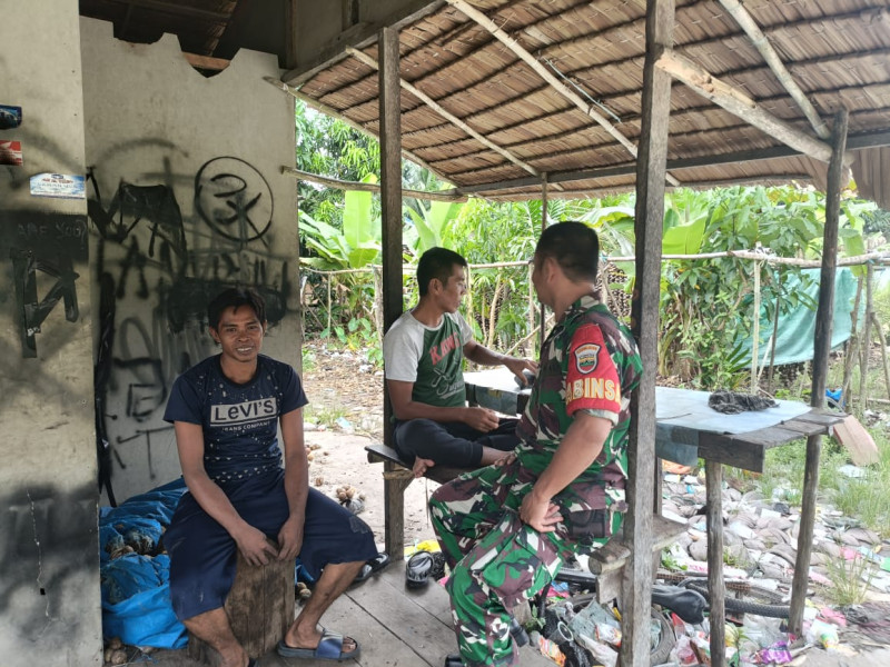 Babinsa Koramil 05/Gas Laksanakan Komsos Dalam Membina Komunikasi Sosial Bersama Masyarakat