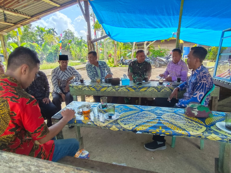 Coffee Break, Danramil 03/Tpl Komsos Dengan Camat Tempuling Dan Kepala Desa