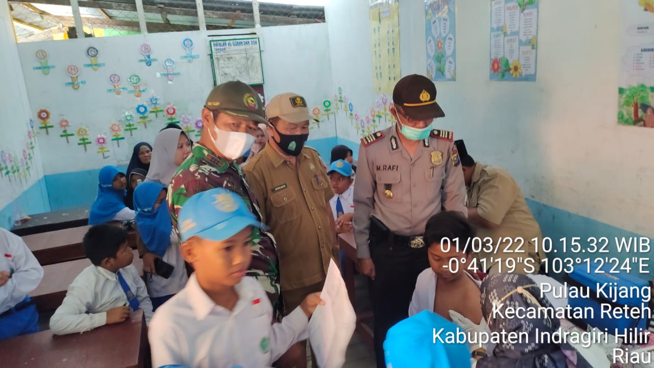 Babinsa Koramil 07/Reteh Melakukan Pelaksanaan Vaksinasi Kepada Anak Sekolah MA