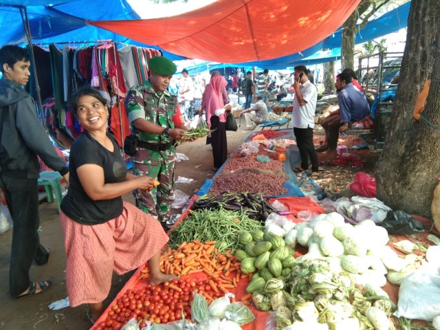 Jelang Lebaran, Babinsa di Inhil Pantau Harga Sembako