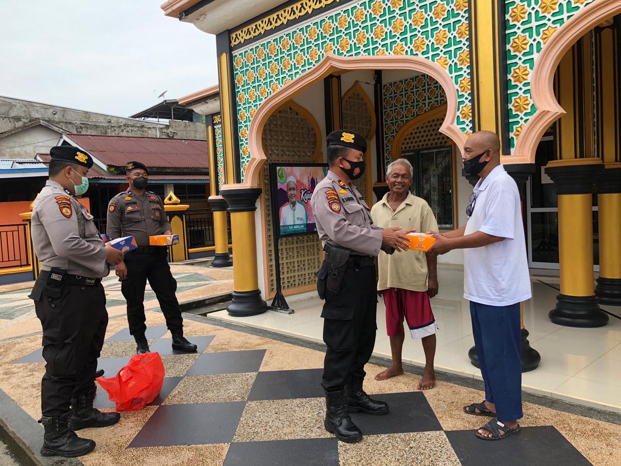 Polres Inhil Berbagi Berkah kepada Marbot Masjid di Tembilahan