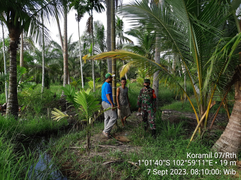 Babinsa Koramil 07/Reteh Ingatkan Warga Untuk Terus Jaga Hutan dan Lahan Di Binaan