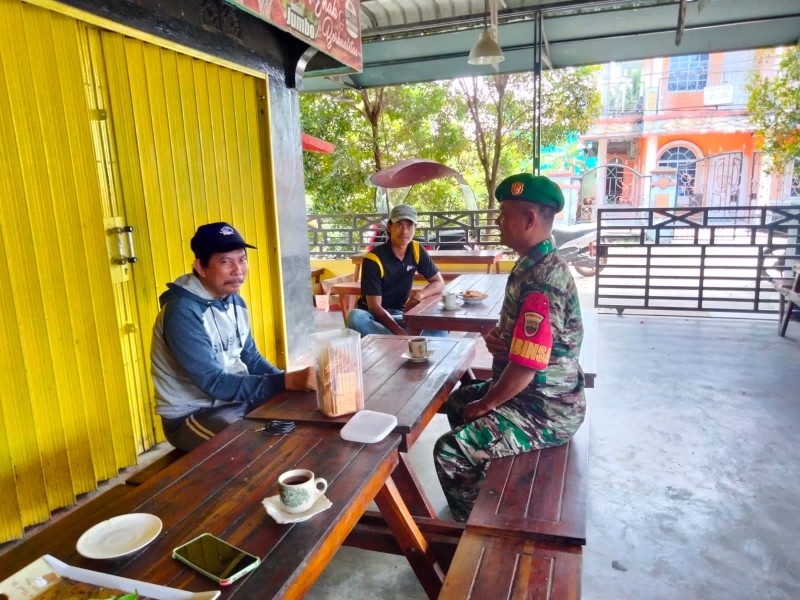 Dengan Komsos, Babinsa 05/Gas Serda Rudi Ciptakan Keakraban dengan Masyarakat Setempat