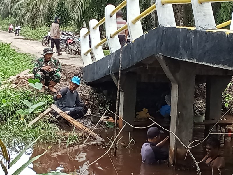 Satgas TMMD Kodim 0314/Inhil Bersama Warga Lanjutkan Pembersihan Sekitaran Jembatan