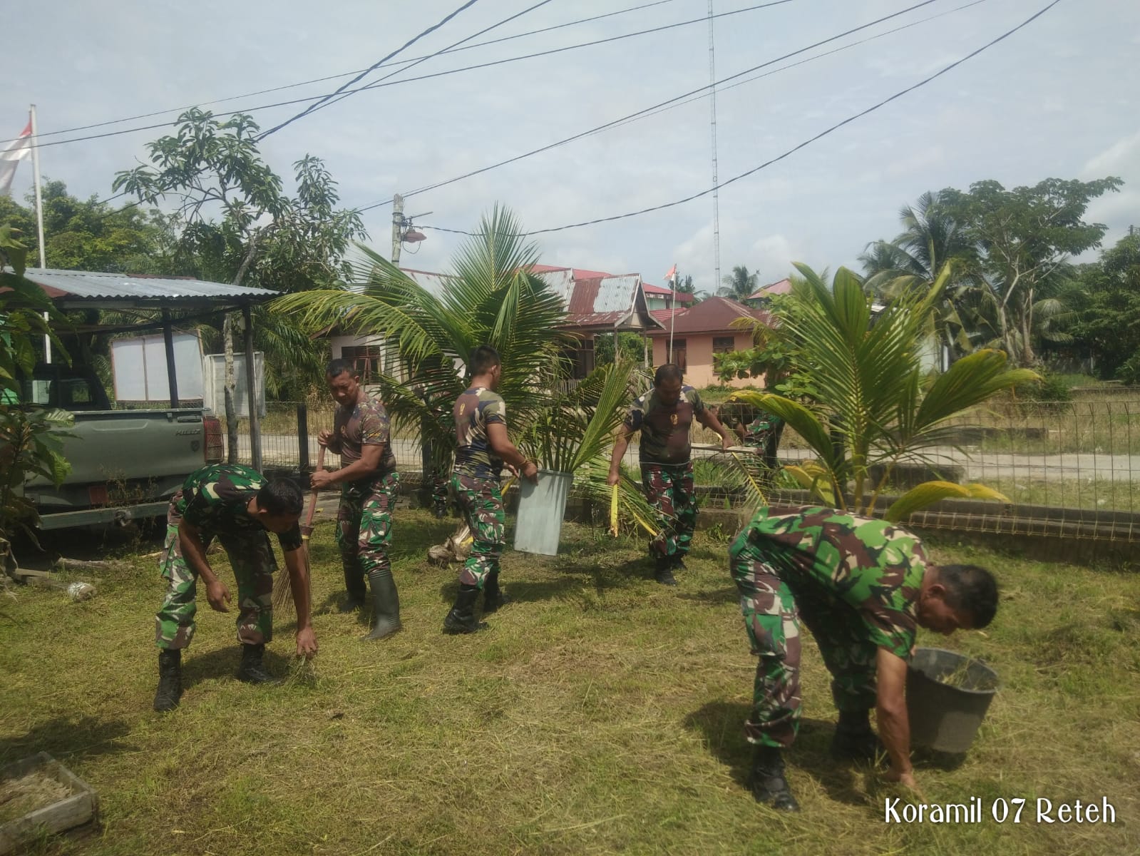 Babinsa Koramil 07/Reteh Bersama Anggotanya Lakukan Pembersihan Halaman Kantor