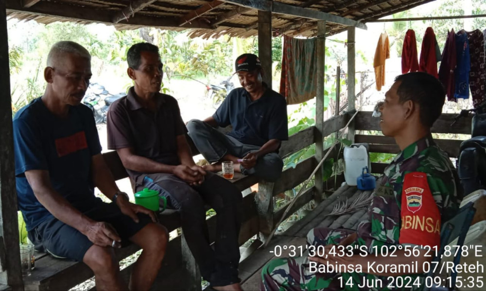 Koramil 07/Reteh Berdiskusi Dengan Warga Guna Jalin Kedekatan dan Kebersamaan