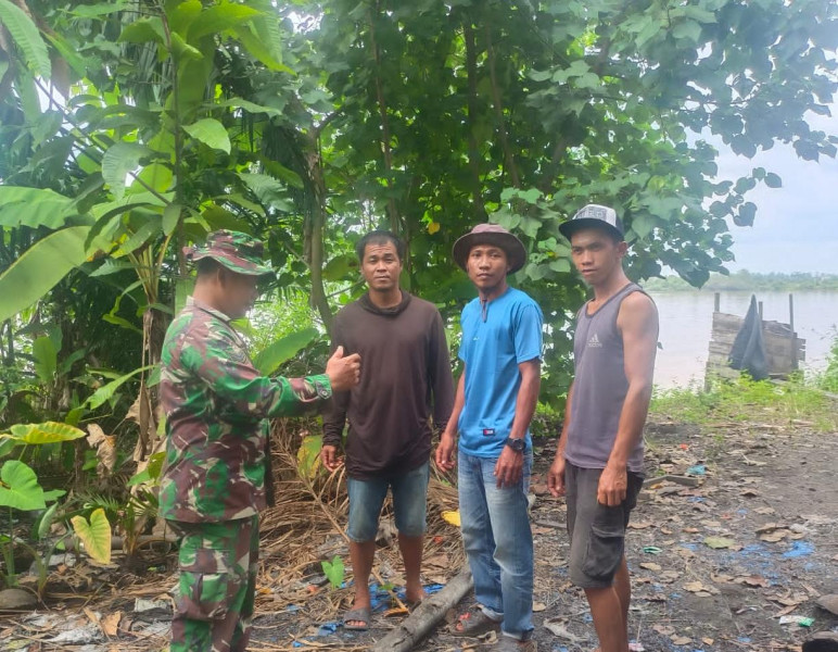 Babinsa Koramil 03/Tpl Serka Ng. Sipayung Komsos Dengan Warga himbau Jaga Keamanan Wilayah