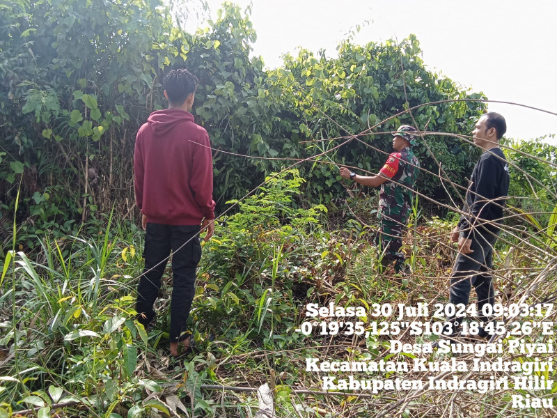 Babinsa Kopda Andre Danu Saputra Lakukan Pencegahan Kebakaran Lahan dan Hutan