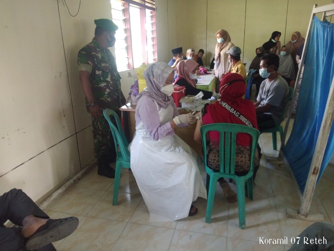 Babinsa Pelda Doni Akmal Dampingi Bantu Percepat Vaksinasi di Aula Kantor Camat Reteh 