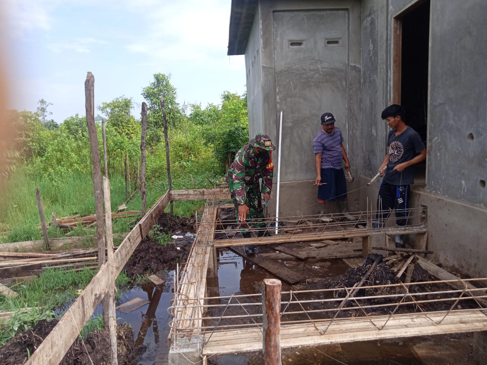 Babinsa Koramil 04/Kuindra Giat Lakukan Goro Bersama Warga Panglima Raja