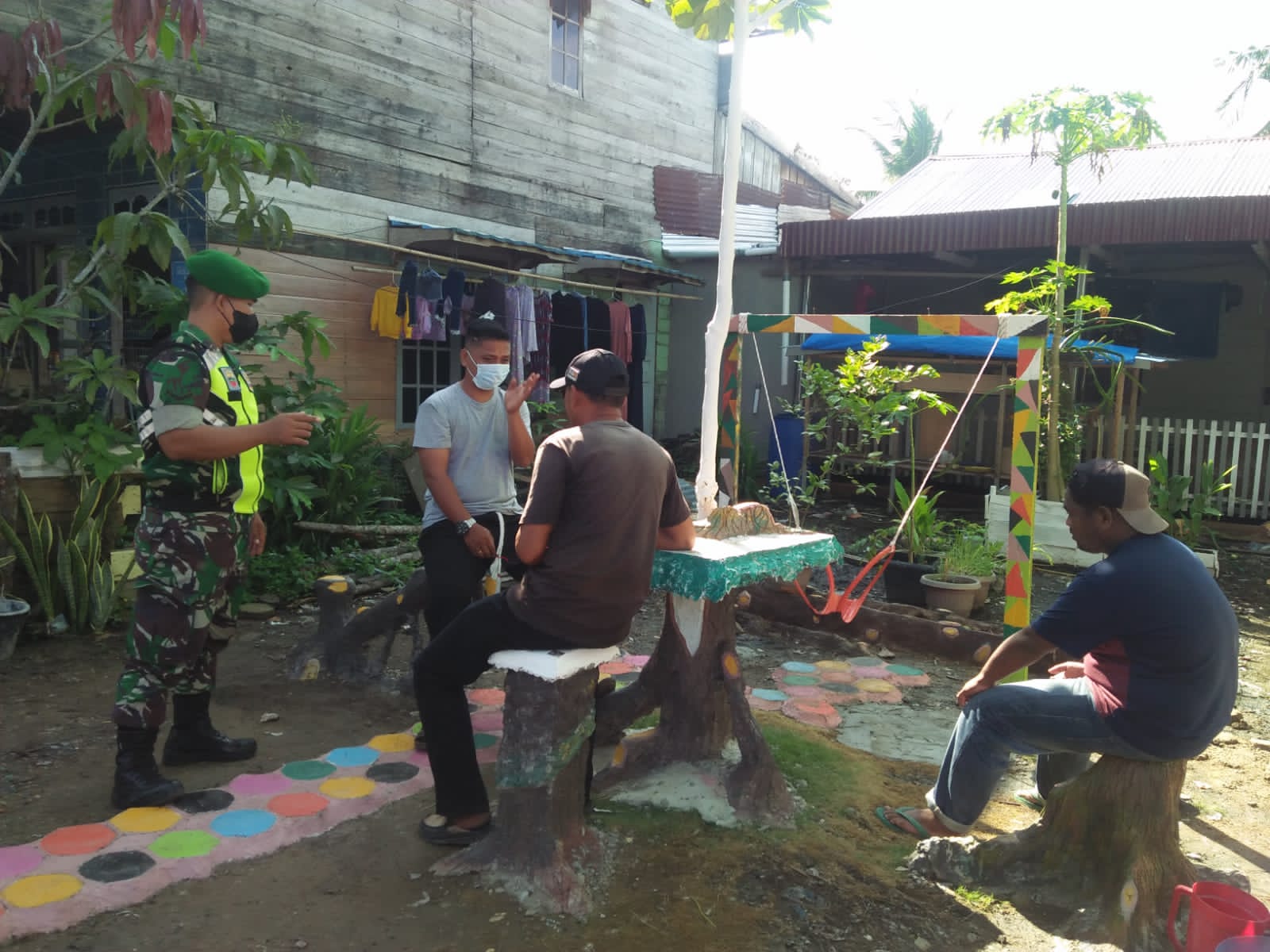 Anggota Koramil 04/Kuindra, Serda Mas Yayat Tegakkan Disiplin Prokes