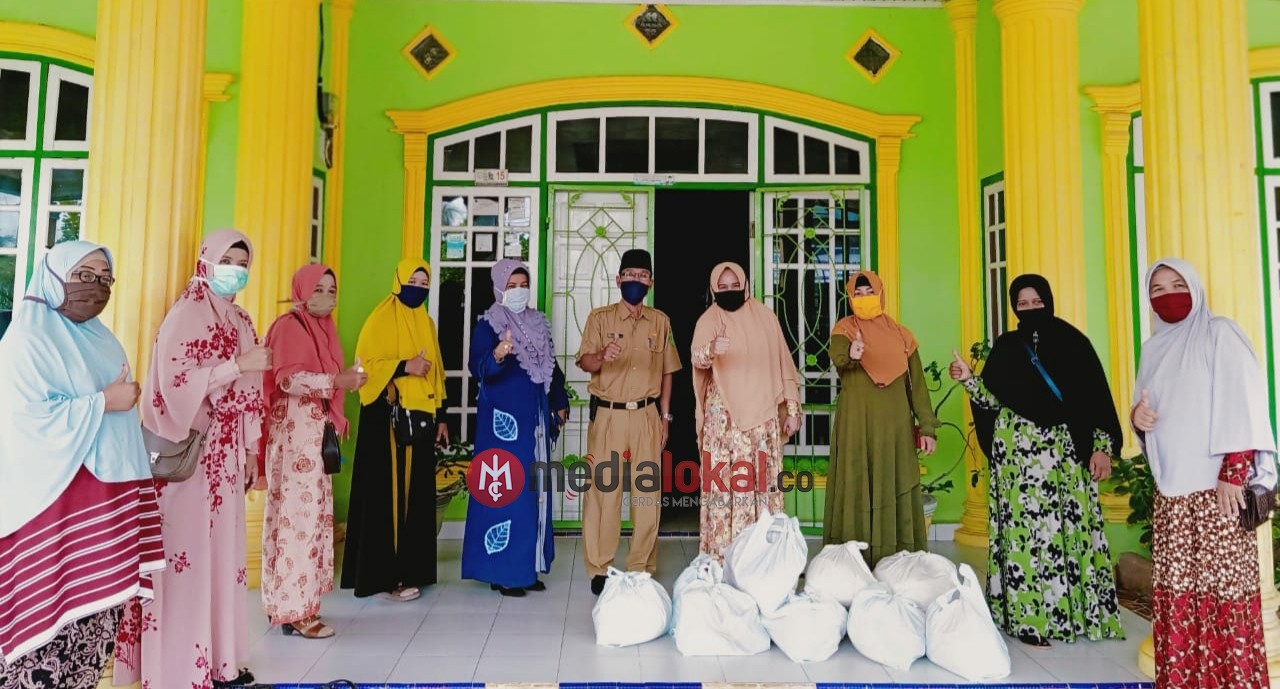 Persatuan Yasinan Sabilal Muhtadin Berikan Paket Sembako untuk Warga Terdampak Covid-19
