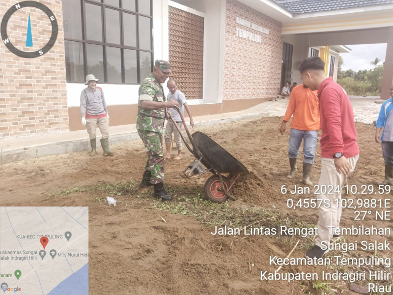 Bentuk Sinergitas, Babinsa 03/Tpl Laksanakan Gotong Royong Di Kantor Camat Tempuling