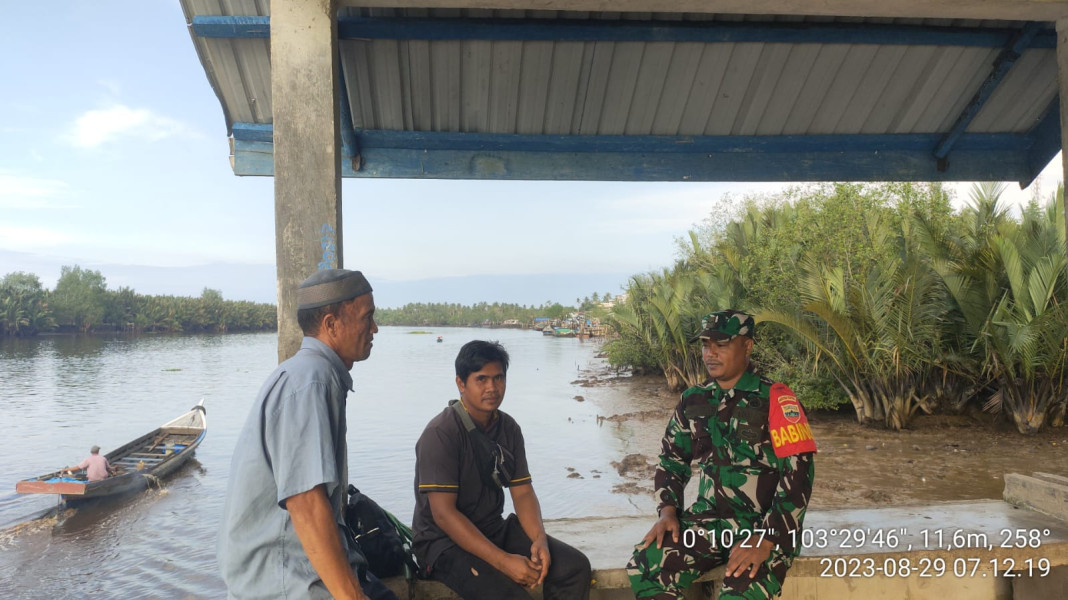 Tingkatkan Kemanunggalan TNI, Babinsa Koramil 10/Pelangiran Jalin Kedekatan Bersama Warga