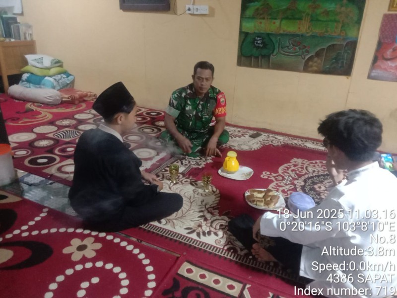 Babinsa Koramil 04/Kuindra Secara Rutin  Laksanakan Komsos di Kampung Pancasila
