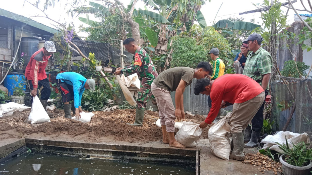 Babinsa Koramil 05/Gas Bersama Warga Goro Cor Teras Mesjid Zami Al-Falah