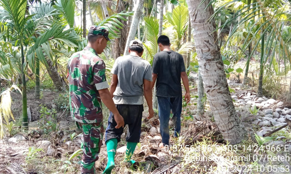 Babinsa Koramil 07/Reteh Turun Ke Daerah yang Rawan Karhutla Bersama Masyarakat