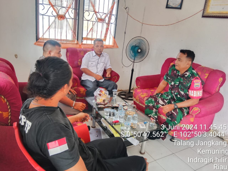 Babinsa Koramil 09/Kmg Berikan Informasi Terkait Persiapan Pilkada Bersama Perangkat Desa