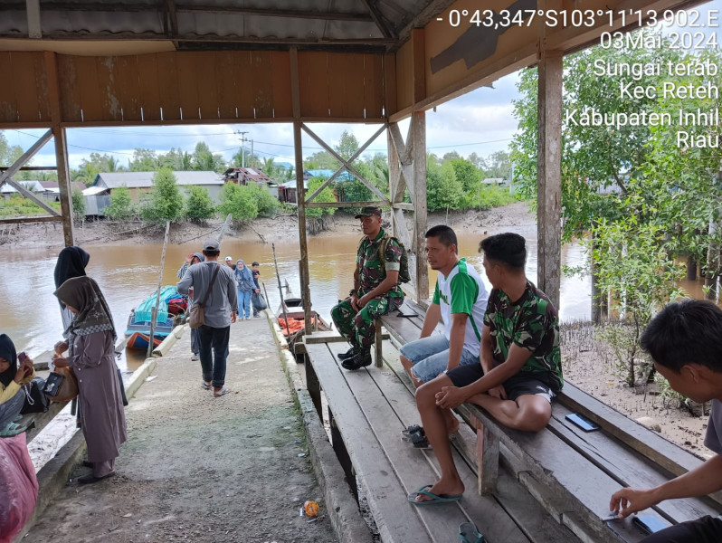 Babinsa Serda M. Tahir Saling Berbagi Informasi Terkait Situasi di Binaan Bersama Masyarakat