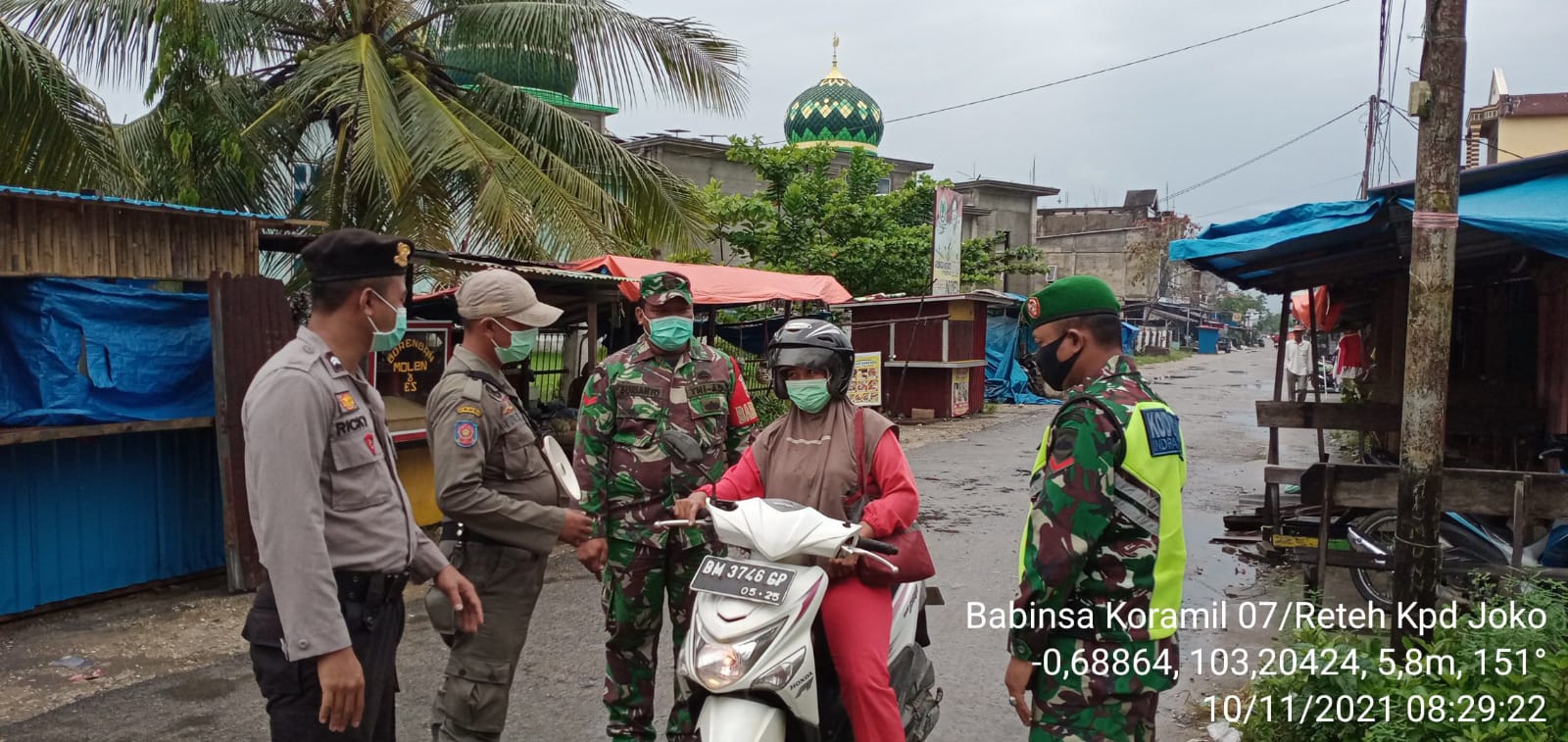 Hentikan Penegendara, Babinsa Koramil 07/Reteh dan Satgas Sampaikan Pentingnya Protkes