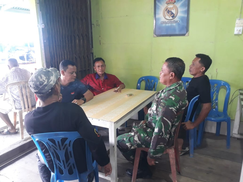 Komsos Terus Jaga Hubungan Baik, Babinsa Koramil 05/Gas Serma Sasmito Bersama Masyarakat Desa Belantaraya