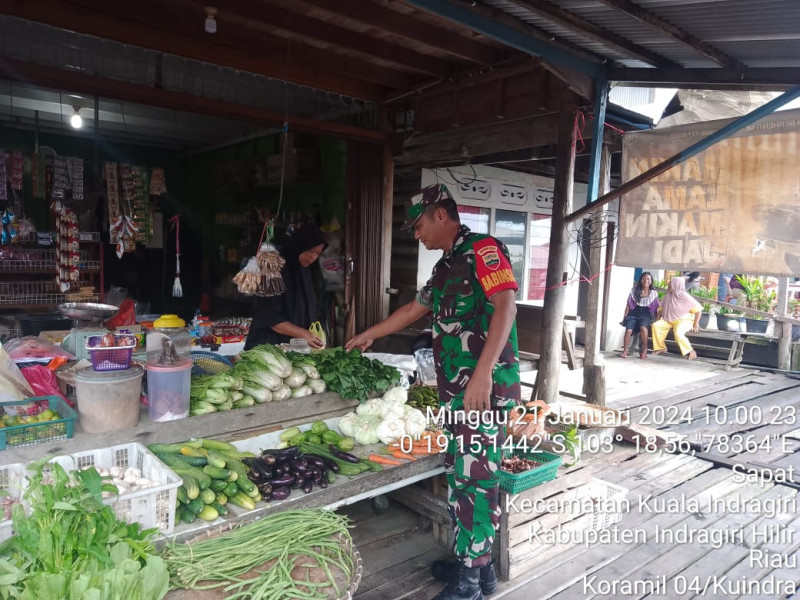 Babinsa Koramil 04/Kuindra Turun Ke Pasar Untuk Berbincang-bincang Harga Sembako