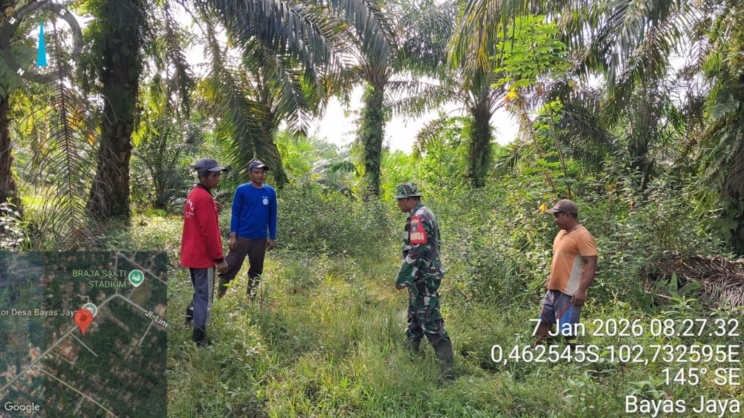 PATROLI TAPAL BATAS: BABINSA 03/TPL DAN WARGA JAGA GARIS BATAS DARI API