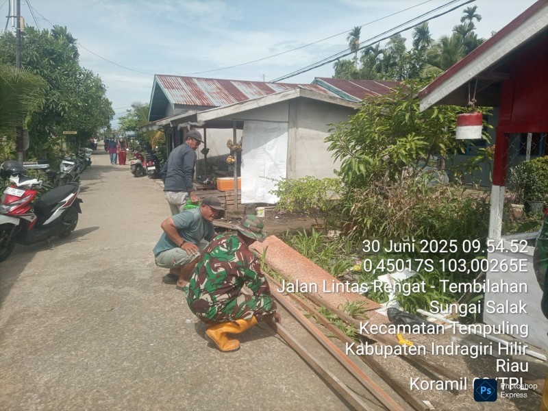 Gotong Royong Babinsa Serda M. Ade Putrawan dengan Warga, Perkuat Pos Kamling dan Hubungan Masyarakat