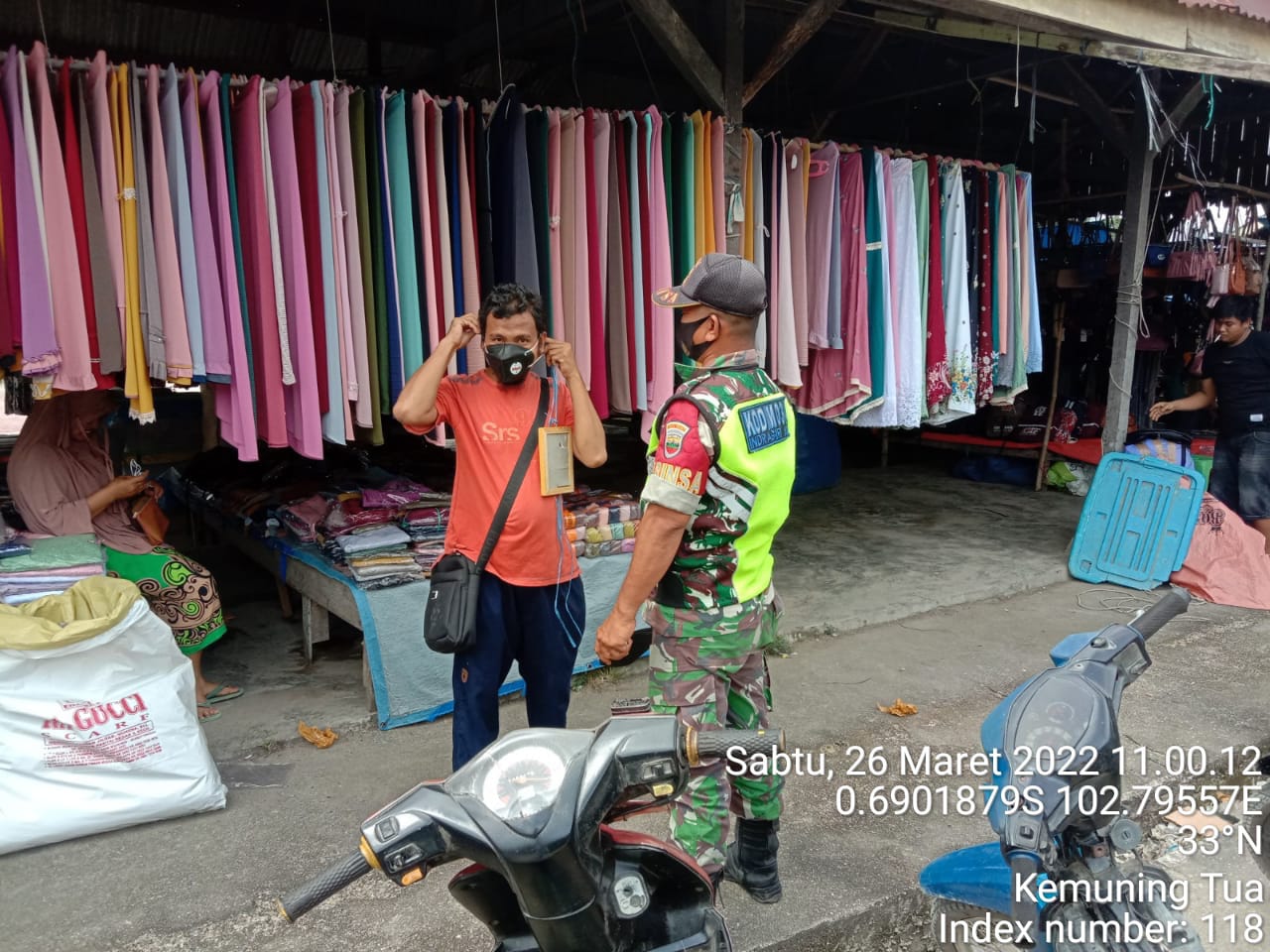 Personil Koramil 09/Kemuning Lakukan Penegakan Disiplin Protkes di Kemuning Tua