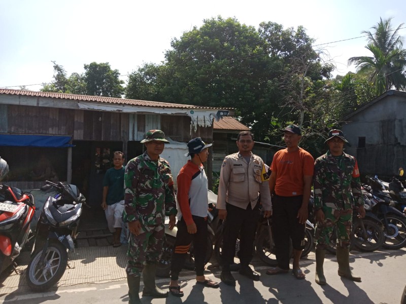 Sinergi TNI-Polri dan Pemdes: Sertu Pardamaean dan Serda Suirwansah Jamin Keamanan Pasar Tradisional Pekan Tua