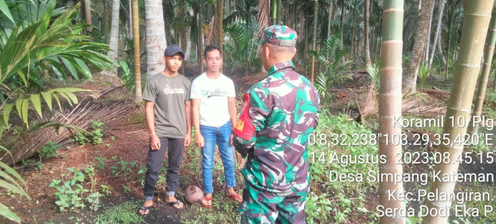 Babinsa Koramil 10/Pelangiran Ajak Masyarakat Untuk Sosialisasi dan Patroli Karhutla