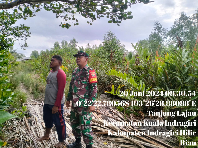 Babinsa Koramil 04/Kuindra Bersama Warga Untuk Patroli Lahan dan Hutan Di Lingkungan Setempat
