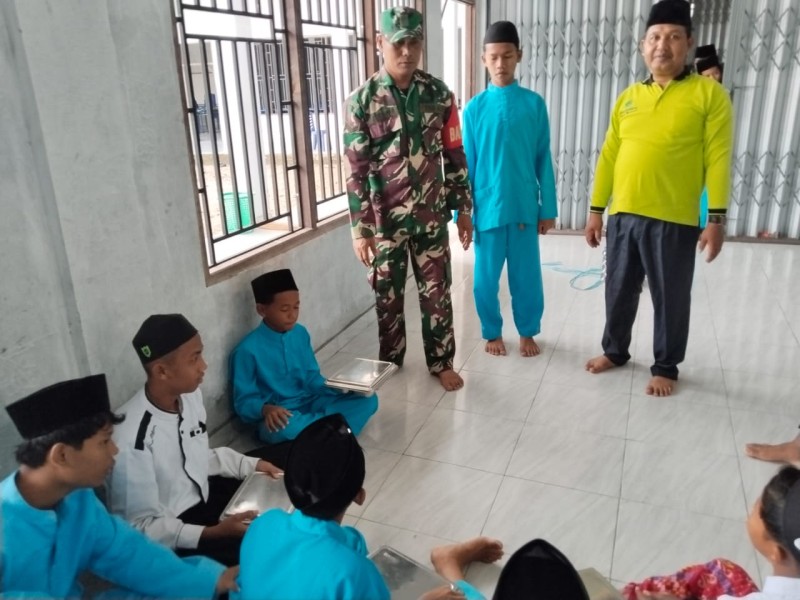 Sertu Tulus Bantu Bagikan Makan Bergizi Gratis Kepada Anak Sekolah