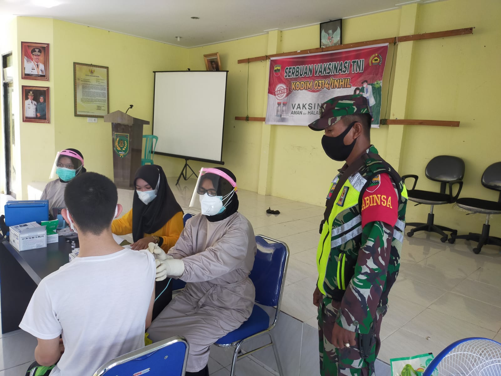 Babinsa Koramil 04/Kuindra Dampingi Penyuntikan Vaksin di Concong