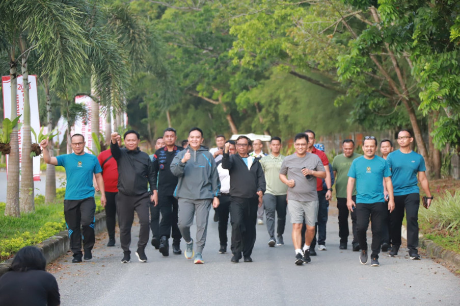 Kapolda Riau Melaksanakan Olahraga Pagi Bersama Menkopolhukam RI Beserta Rombongan