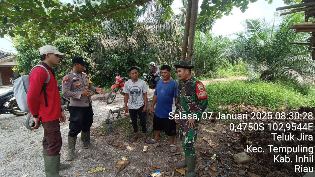 Giatkan Patroli, Babinsa Koramil 03/Tpl dan Bhabinkamtibmas Sambangi Warga