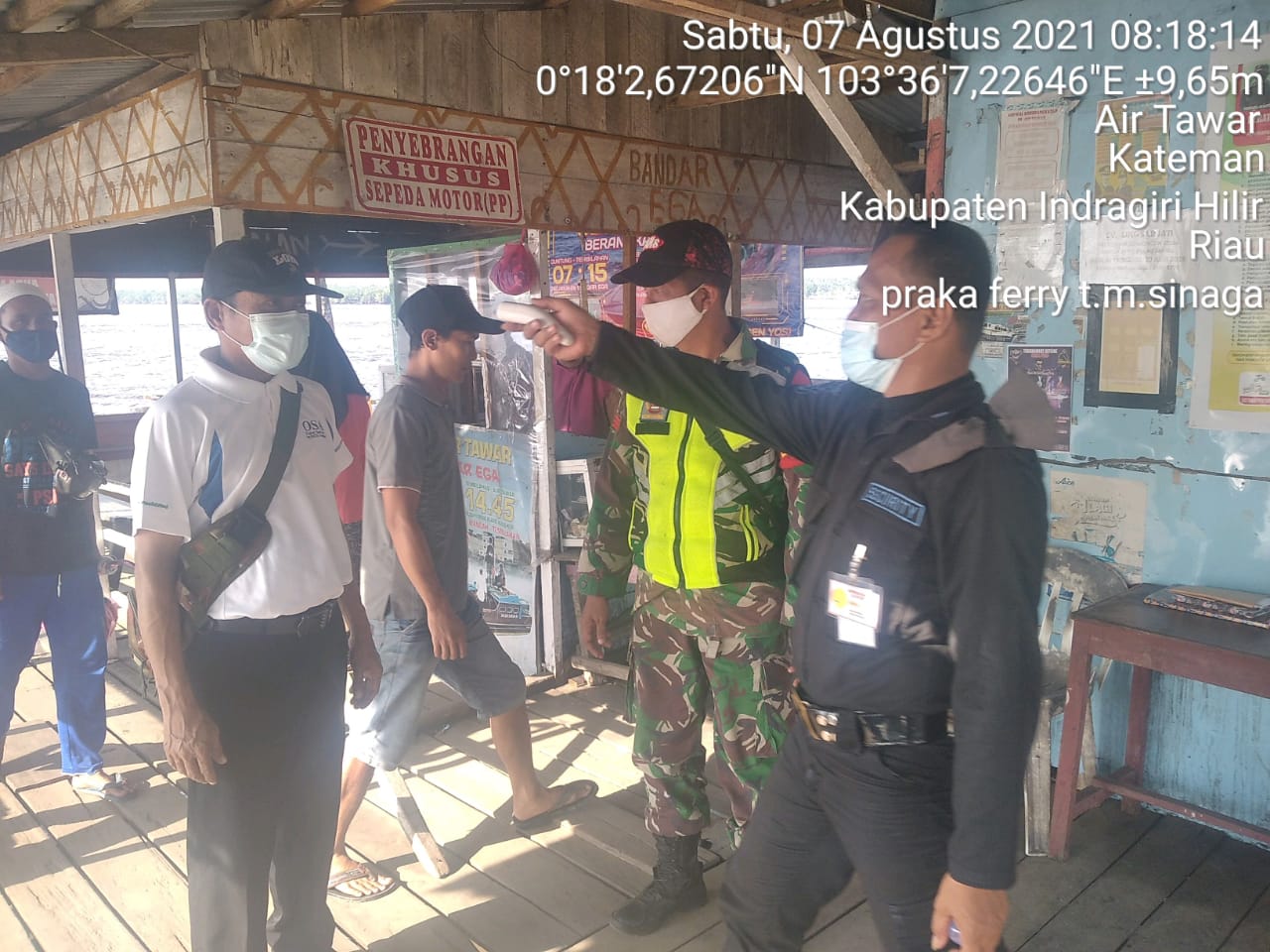 Gencarkan Gakplin, Babinsa Koramil 06/Kateman dan Satgas Air Tawar Lakukan Secara Persuasif