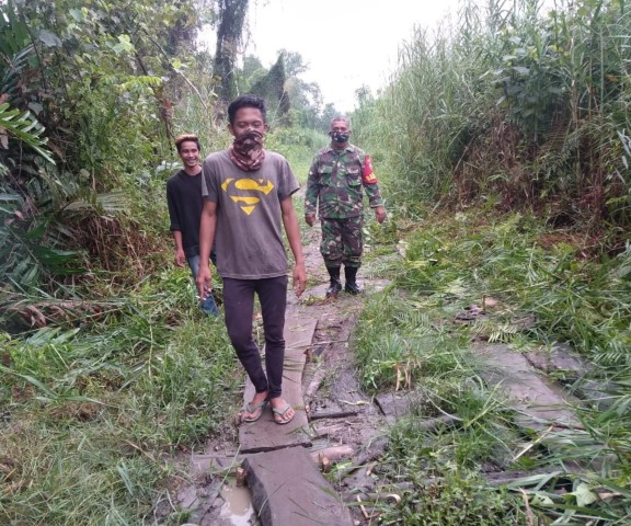 Lankah Antisifasi, Personil Koramil 04/Kuindra Terus Lakukan Patroli dan Sosialisasi Karhutla