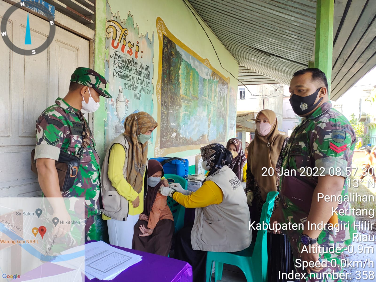 Babinsa Koramil 09/Kemuning Dampingi Vaksinasi di Desa Pengalihan untuk Anak-anak Usia 6-11 Tahun